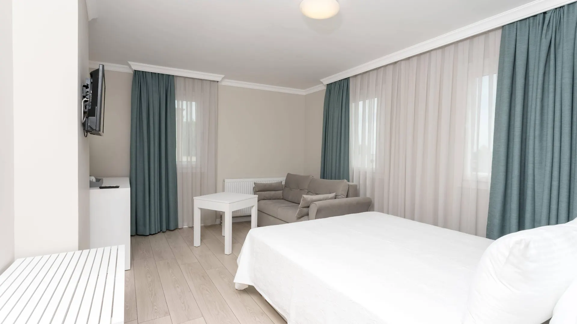 Ayvalı Bay Nihat Otel Lale 0*,