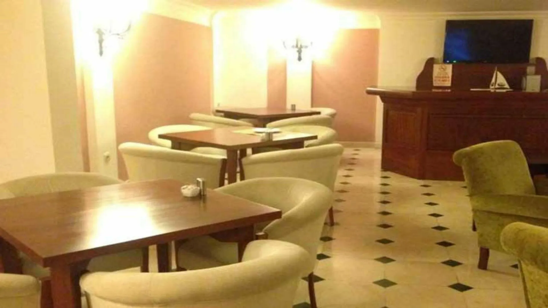 Ayvalı Bay Nihat Otel Lale